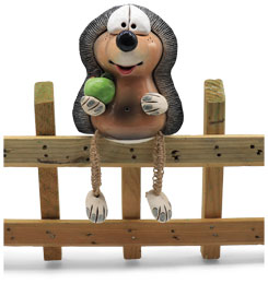 Zaunhocker Igel mit Apfel